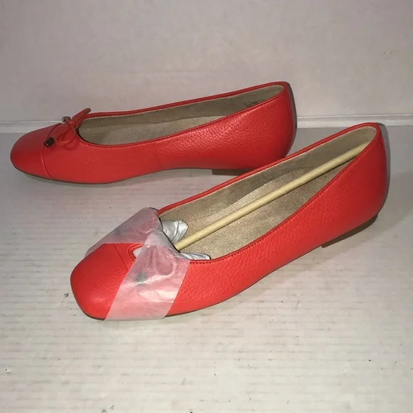 NWB Vionic Klara Cap Toe Flat in Cherry tomato Red Sz 9 Narrow - Picture 3 of 9